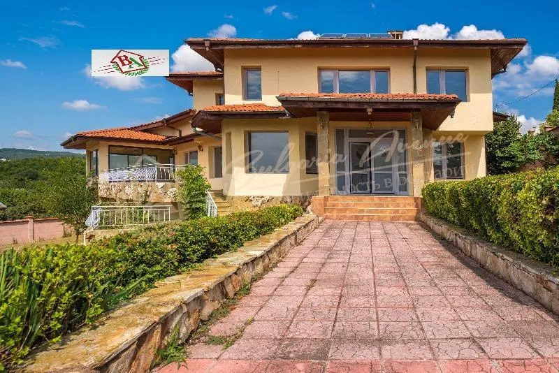 Трехэтажный дом в живописном районе, в 10 минутах от центра