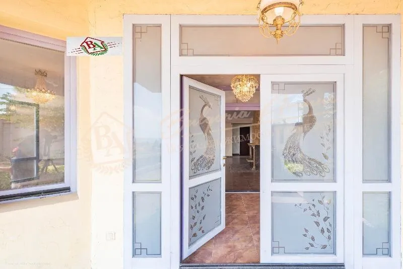 Трехэтажный дом в живописном районе, в 10 минутах от центра