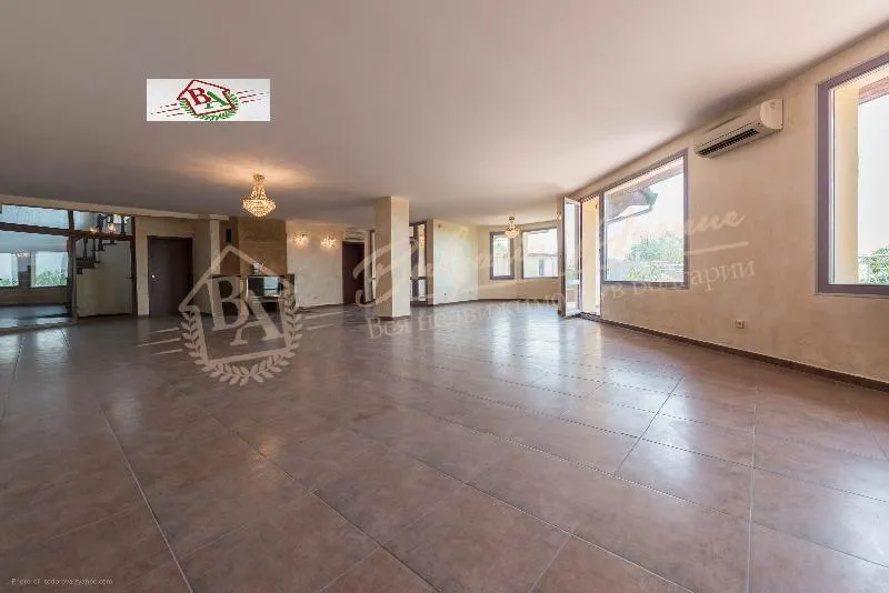 Трехэтажный дом в живописном районе, в 10 минутах от центра