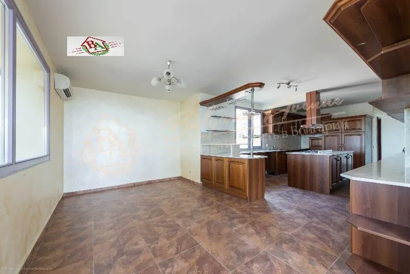 Трехэтажный дом в живописном районе, в 10 минутах от центра