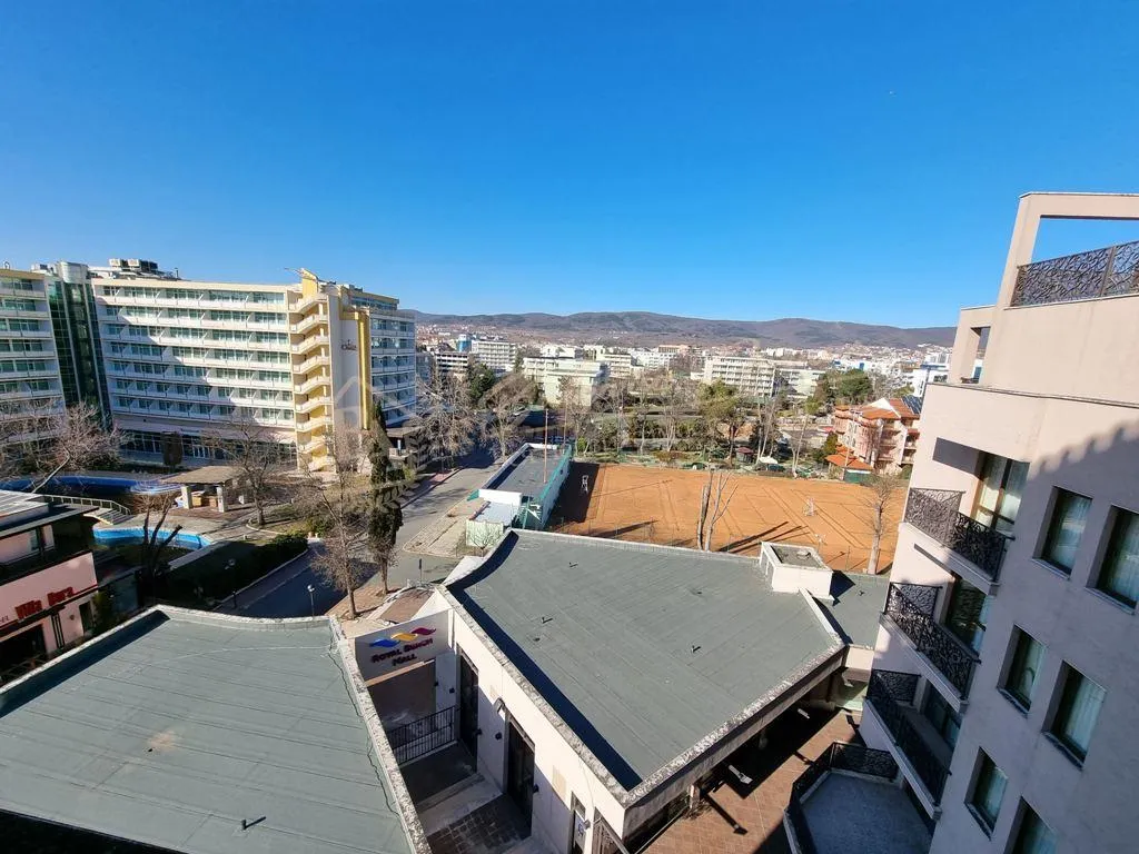 Просторная трехкомнатная квартира на первой линии, Солнечный берег - вид на море