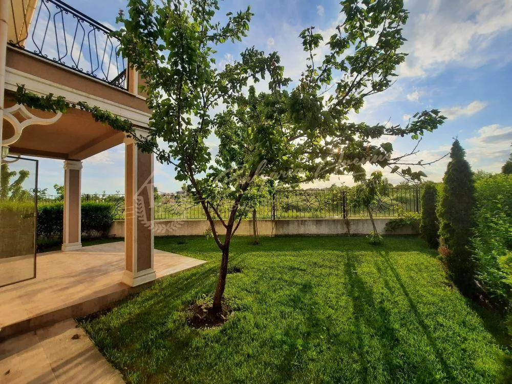 Двухэтажный дом в коттеджном комплексе "Виктория Роял Гарден" между Сарафово и Поморие