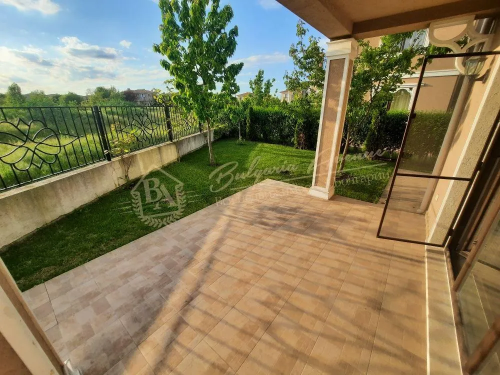 Двухэтажный дом в коттеджном комплексе "Виктория Роял Гарден" между Сарафово и Поморие