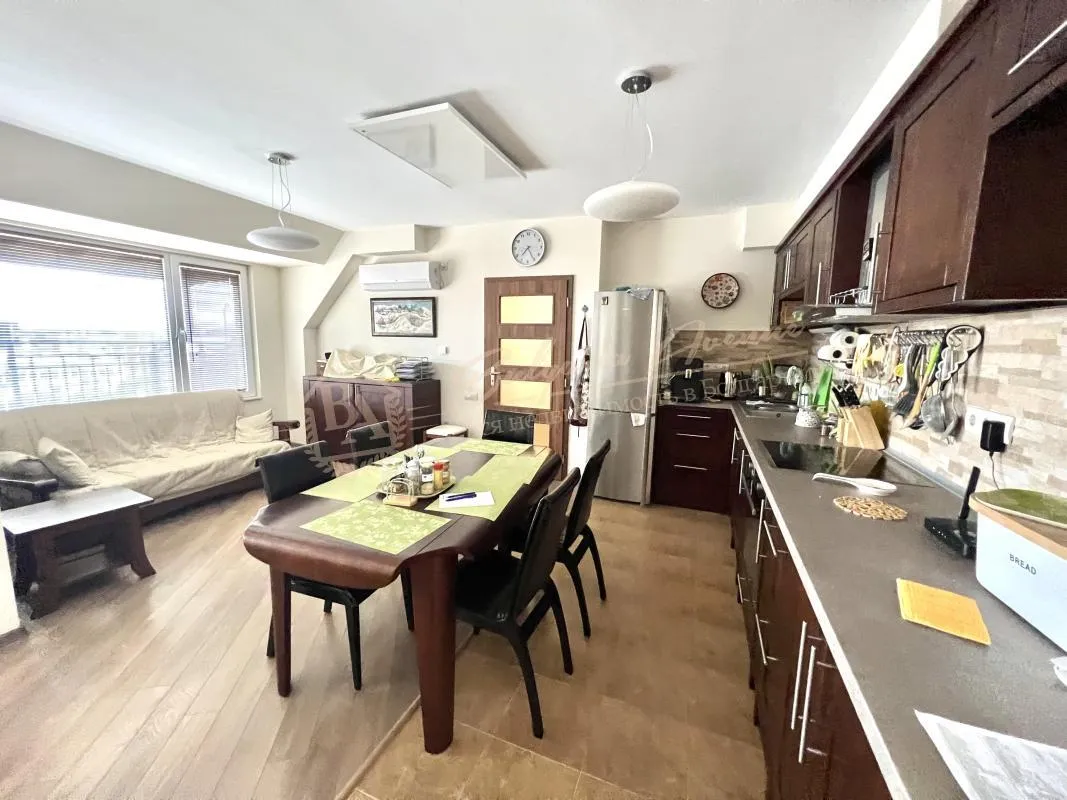 Трехкомнатный апартамент в жилом доме в Поморие. Продается с гаражом!