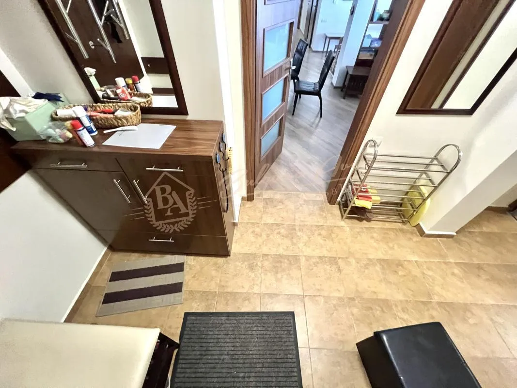 Трехкомнатный апартамент в жилом доме в Поморие. Продается с гаражом!