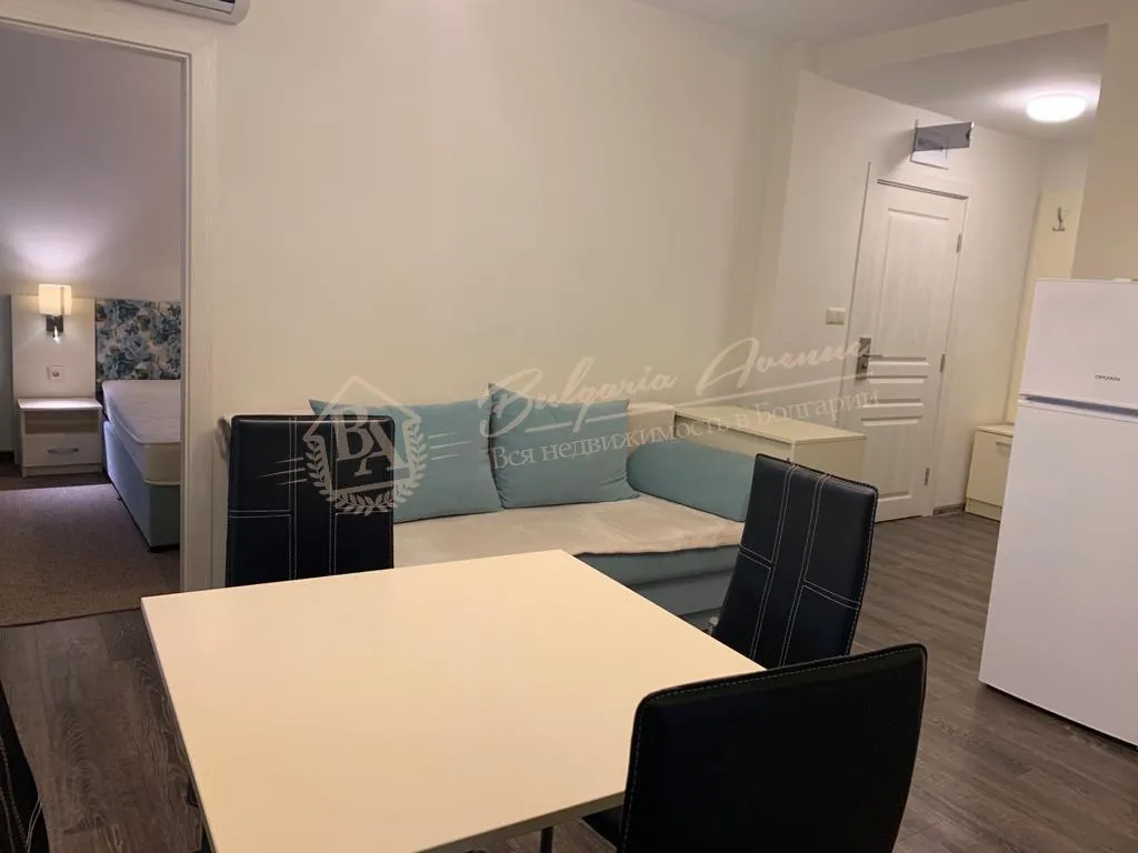 Просторная меблированная трехкомнатная квартира в комплексе "Тарсис", Солнечный берег