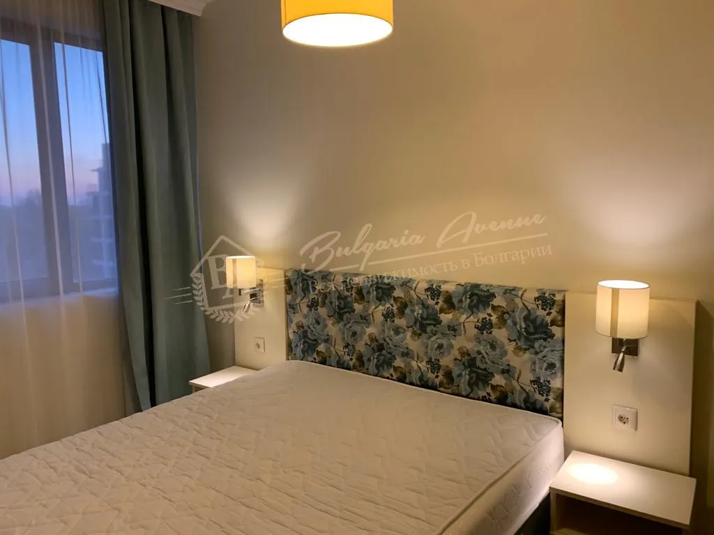 Просторная меблированная трехкомнатная квартира в комплексе "Тарсис", Солнечный берег