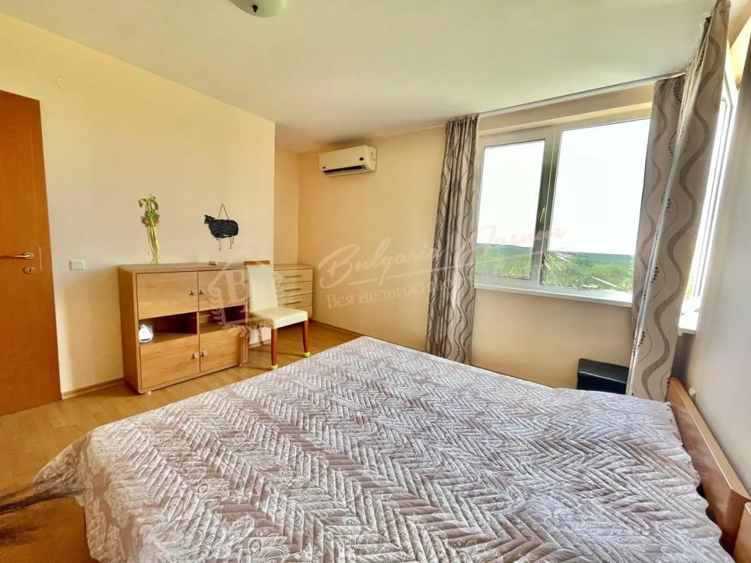 Недорого трехкомнатный апартамент в комплексе "Холидей Форт Клуб", Солнечный берег