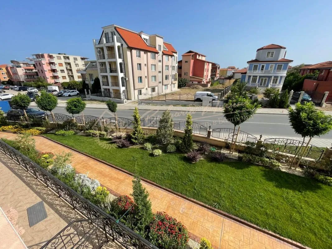 Новый трехкомнатный апартамент в Равде, необставленный