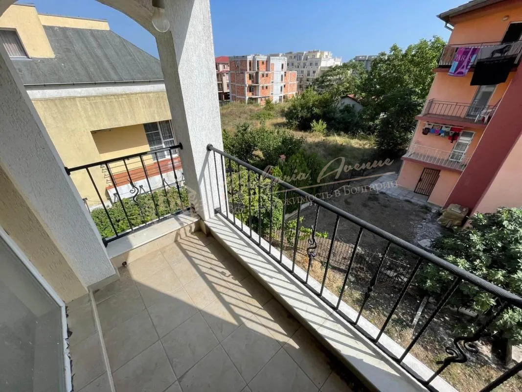 Новый трехкомнатный апартамент в Равде, необставленный