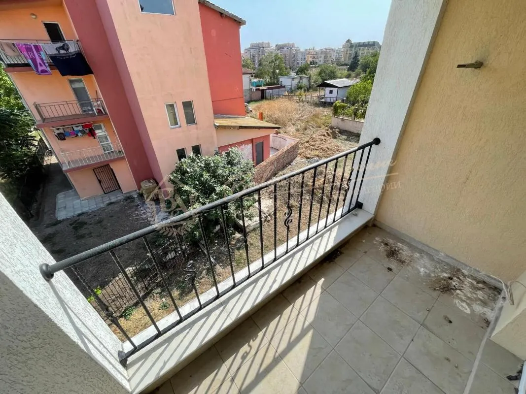 Новый трехкомнатный апартамент в Равде, необставленный