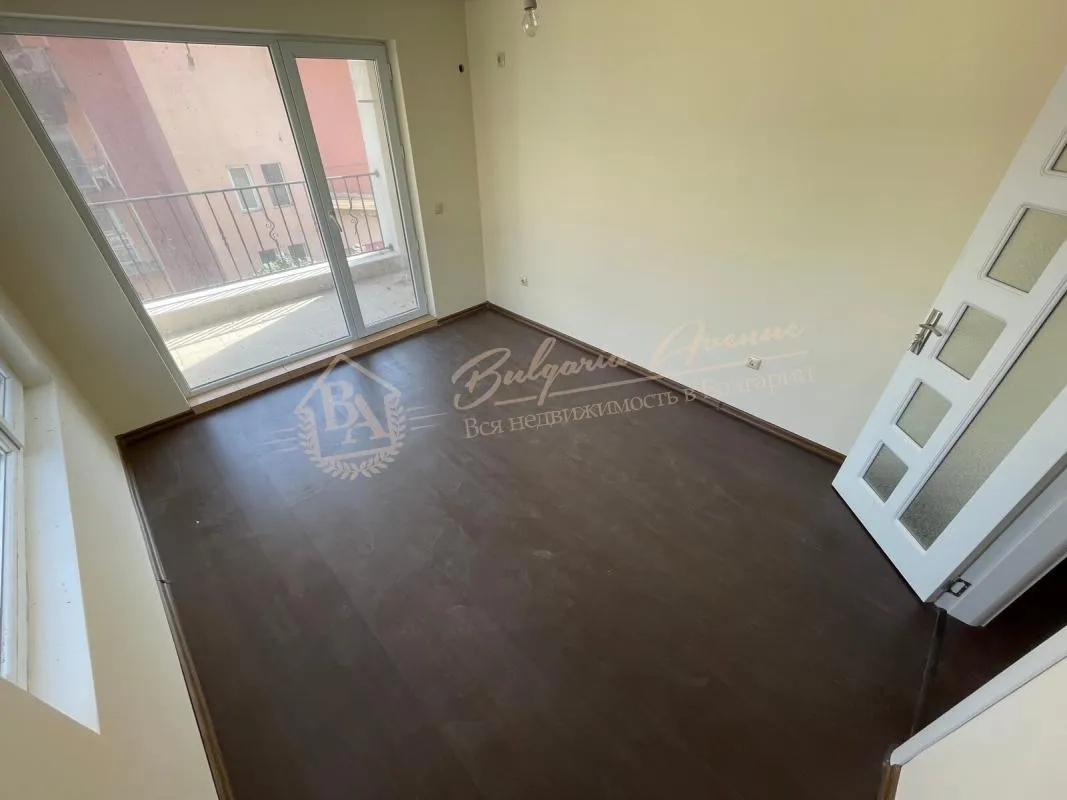 Новый трехкомнатный апартамент в Равде, необставленный