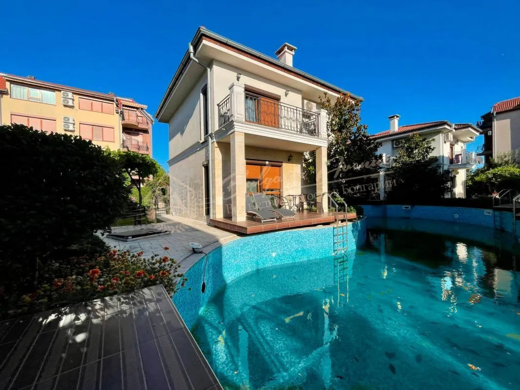 Двухэтажная вилла с бассейном и камином в люксовом коттеджном поселке Vip Villas Elitonia, Равда