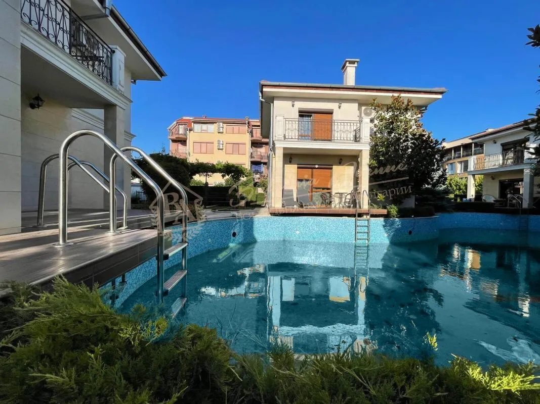 Двухэтажная вилла с бассейном и камином в люксовом коттеджном поселке Vip Villas Elitonia, Равда