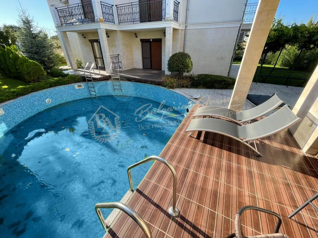 Двухэтажная вилла с бассейном и камином в люксовом коттеджном поселке Vip Villas Elitonia, Равда