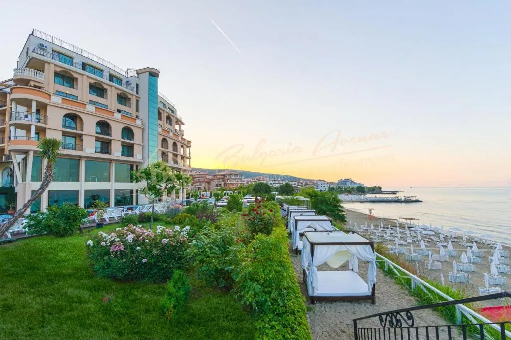 Двухкомнатный апартамент с видом на море в Grand Hotel Sveti Vlas. Первая линия!