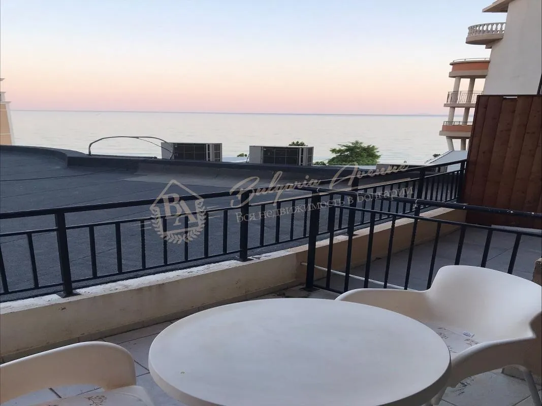 Двухкомнатный апартамент с видом на море в Grand Hotel Sveti Vlas. Первая линия!