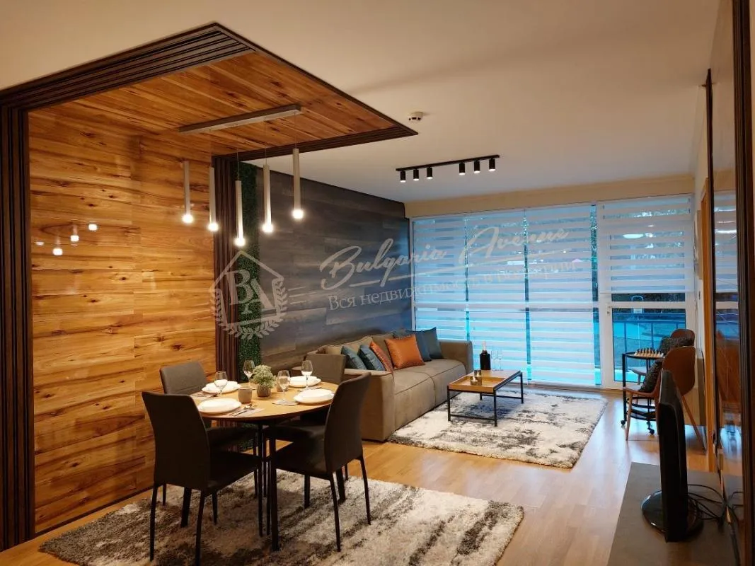 Просторная трехкомнатная квартира с двумя ванными комнатами и террасой в Поморие