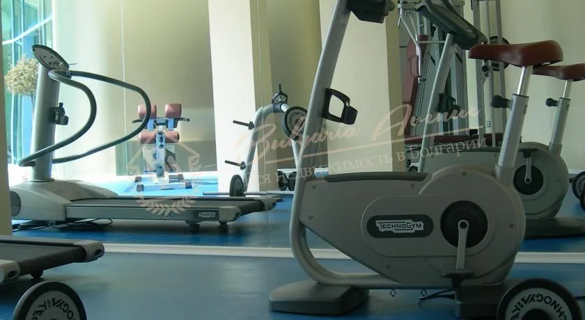 Просторная трехкомнатная квартира с двумя ванными комнатами и террасой в Поморие