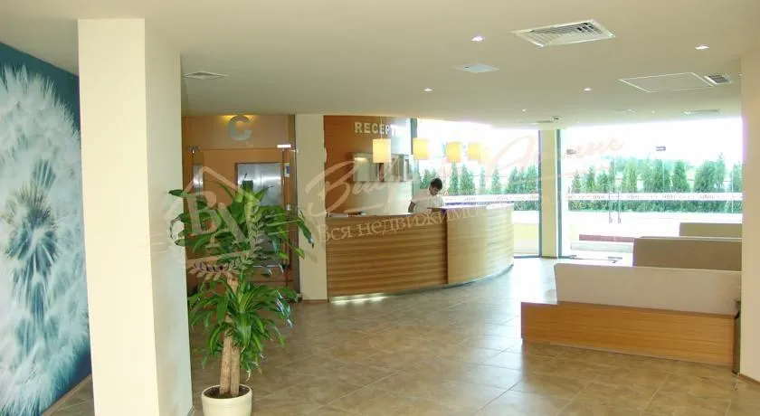 Просторная трехкомнатная квартира с двумя ванными комнатами и террасой в Поморие