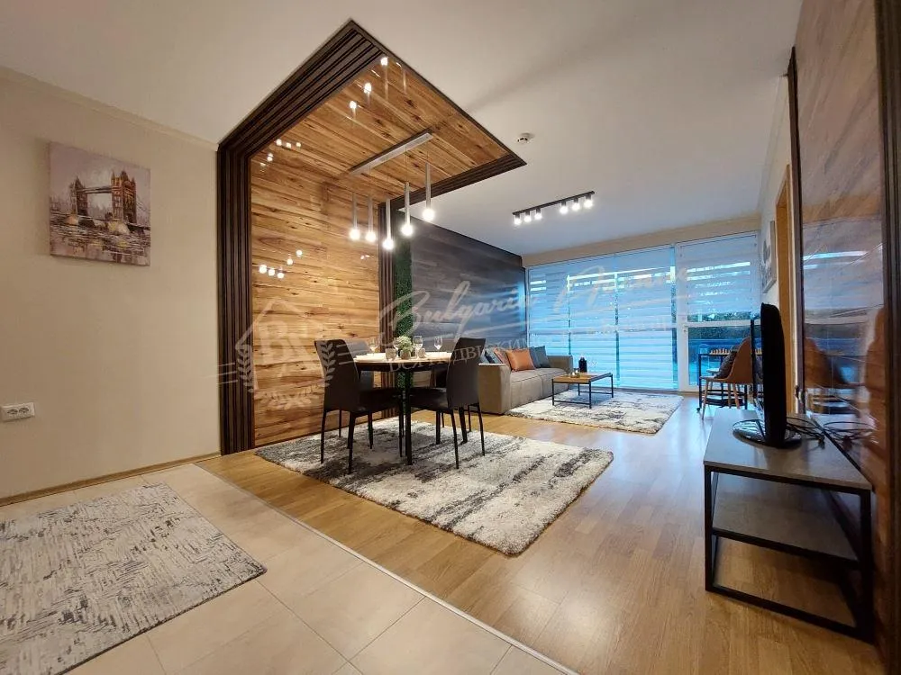 Просторная трехкомнатная квартира с двумя ванными комнатами и террасой в Поморие