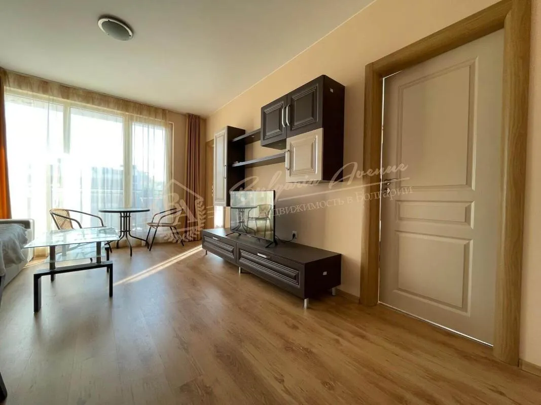 Прекрасный трехкомнатный апартамент с видом на бассейн в "Мессембрия Палас"