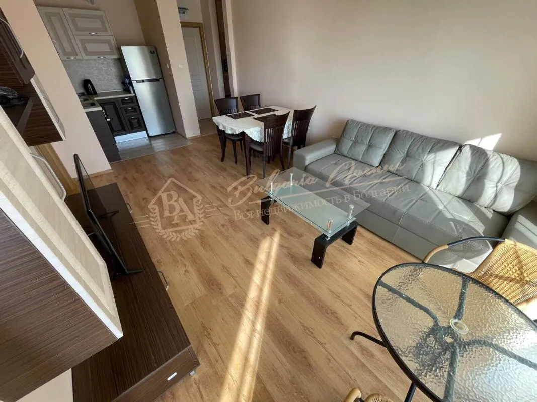 Прекрасный трехкомнатный апартамент с видом на бассейн в "Мессембрия Палас"