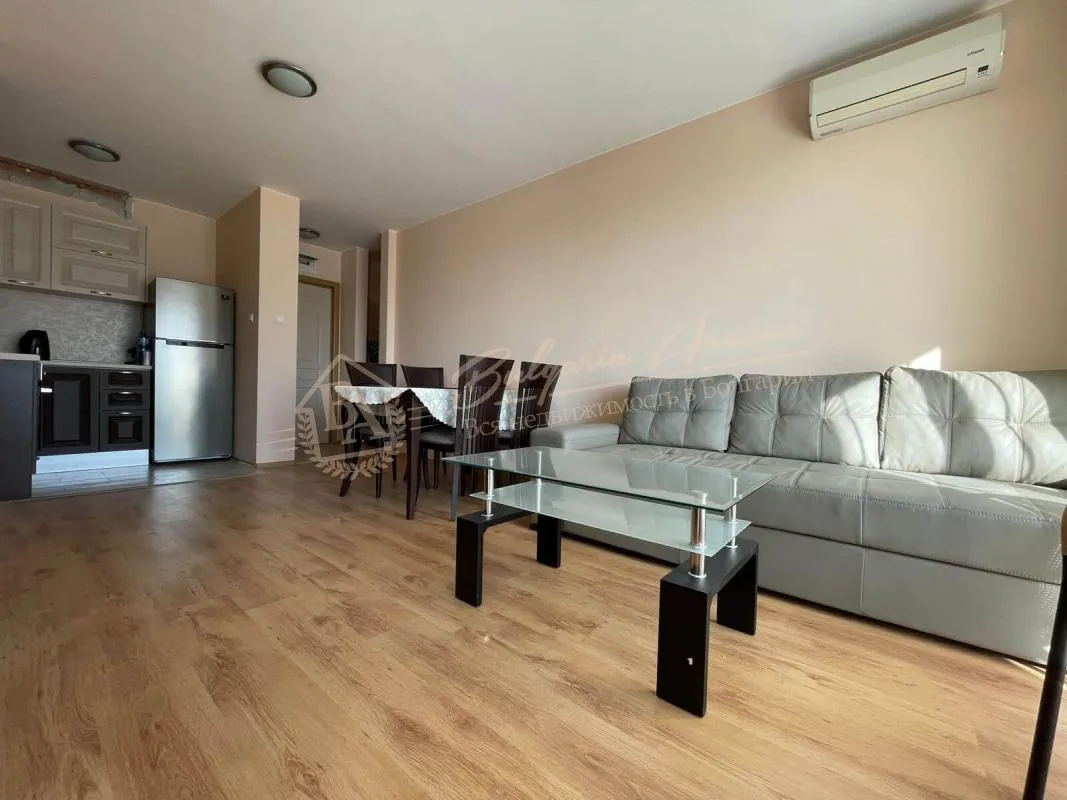 Прекрасный трехкомнатный апартамент с видом на бассейн в "Мессембрия Палас"