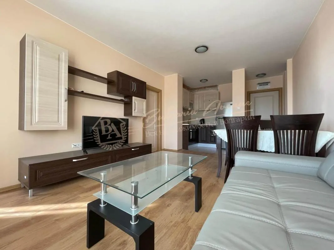 Прекрасный трехкомнатный апартамент с видом на бассейн в "Мессембрия Палас"