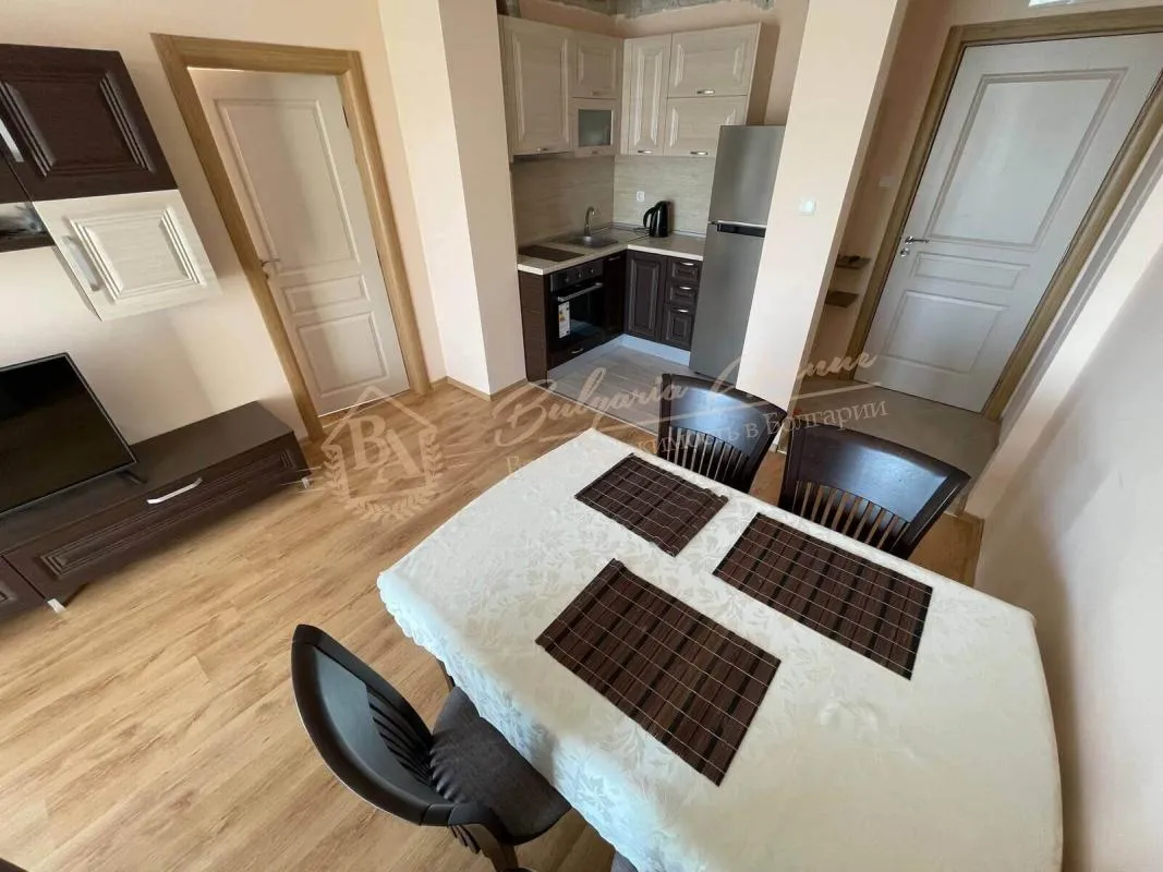 Прекрасный трехкомнатный апартамент с видом на бассейн в "Мессембрия Палас"