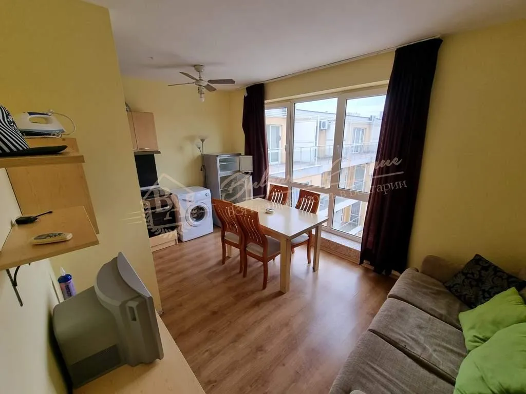 Светлая трехкомнатная квартира в центре Солнечного Берега в к-се "Флорес Парк"