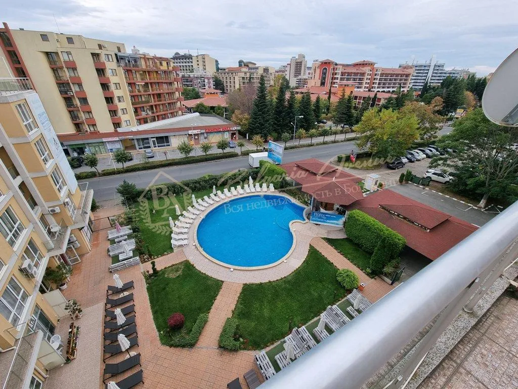 Светлая трехкомнатная квартира в центре Солнечного Берега в к-се "Флорес Парк"