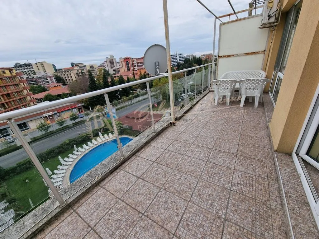 Светлая трехкомнатная квартира в центре Солнечного Берега в к-се "Флорес Парк"