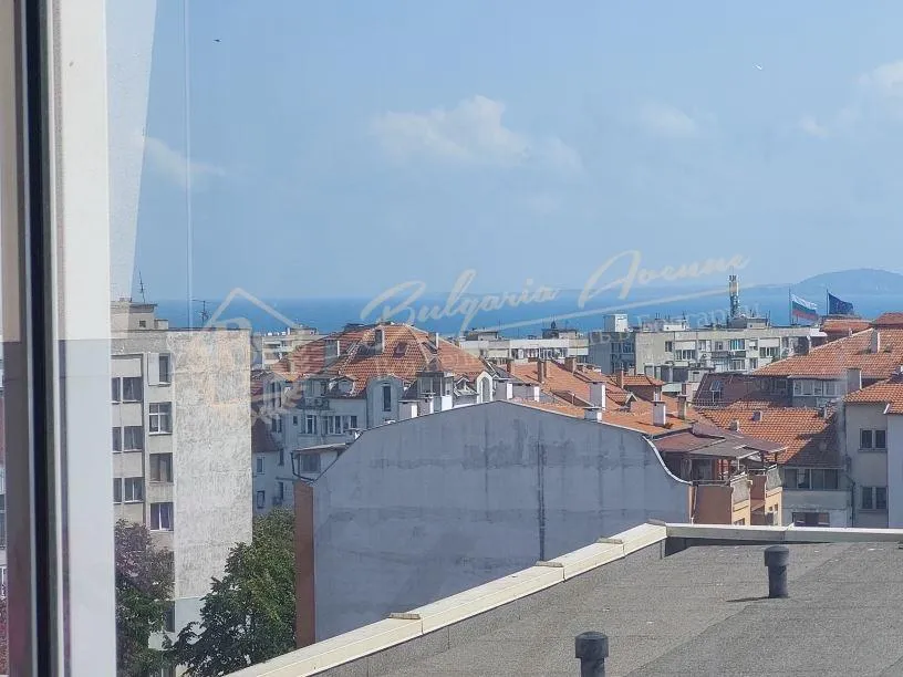 Большая квартира с тремя спальнями в городе Бургас, квартал у моря Лазур