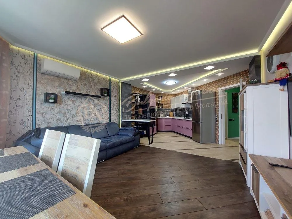 Большая квартира с тремя спальнями в городе Бургас, квартал у моря Лазур