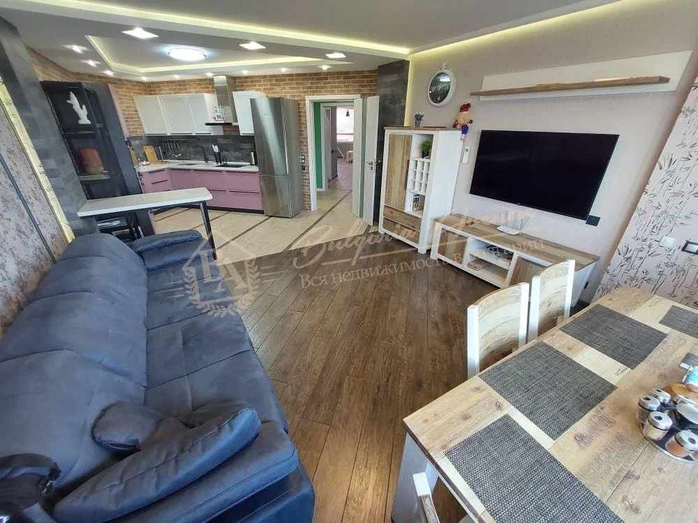 Большая квартира с тремя спальнями в городе Бургас, квартал у моря Лазур