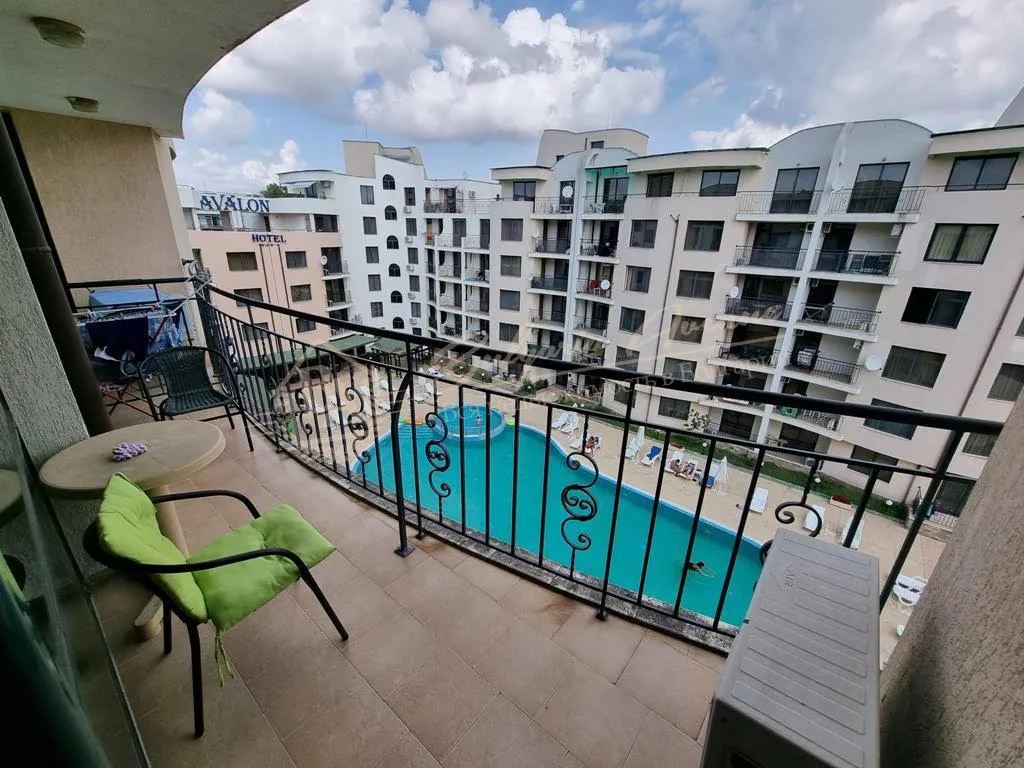 Светлый большой апартамент с 2 спальнями в комплексе "Авалон", Солнечный берег