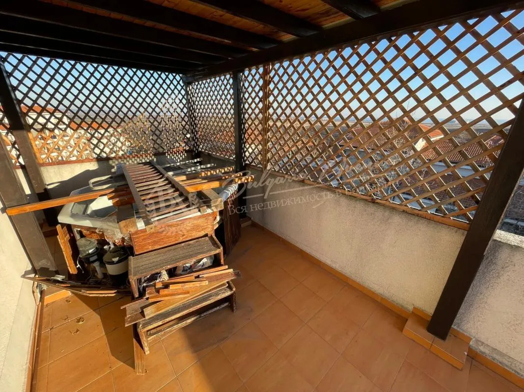 Трехкомнатный апартамент на 2 уровнях с мега-террасой в Ахелое