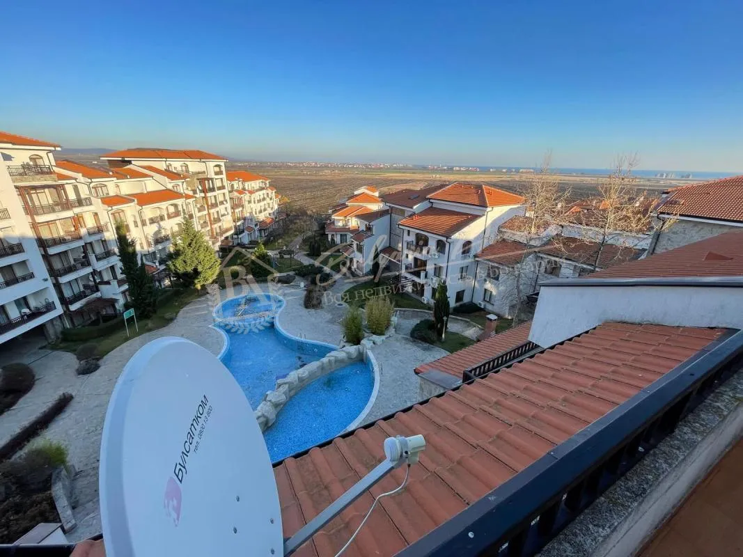 Трехкомнатный апартамент на 2 уровнях с мега-террасой в Ахелое