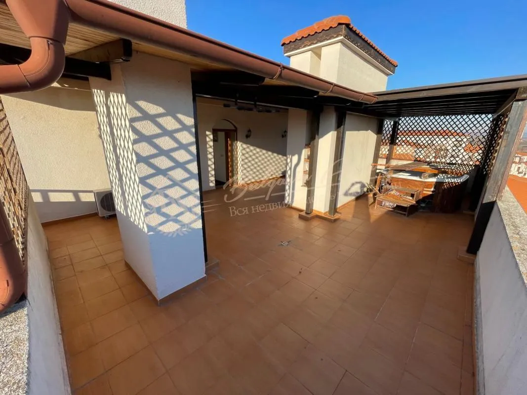 Трехкомнатный апартамент на 2 уровнях с мега-террасой в Ахелое