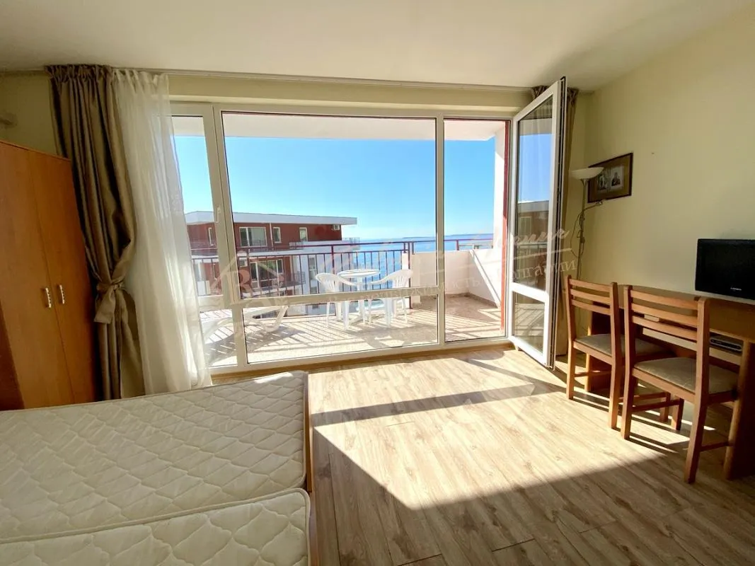 Квартира-студия с шикарным видом на море в комплексе на первой линии "Марина Вью Форт Бич", Святой Влас