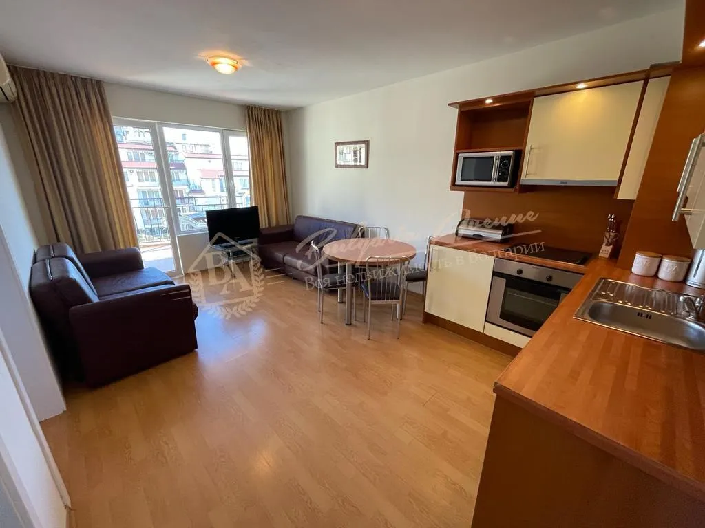 Апартамент с 1 спальней в комплексе "Долфин Бей-2", курорт Свети Влас, 200 м от пляжа, вид на море