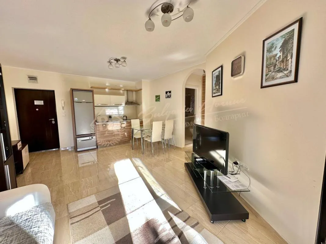 Двухкомнатная квартира в комплексе "Эстебан", Несебр - продажа. В подарок подземное паркоместо для автомобиля