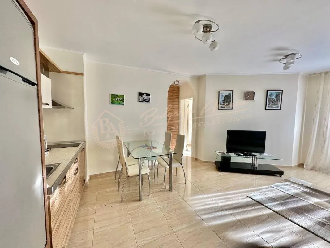 Двухкомнатная квартира в комплексе "Эстебан", Несебр - продажа. В подарок подземное паркоместо для автомобиля