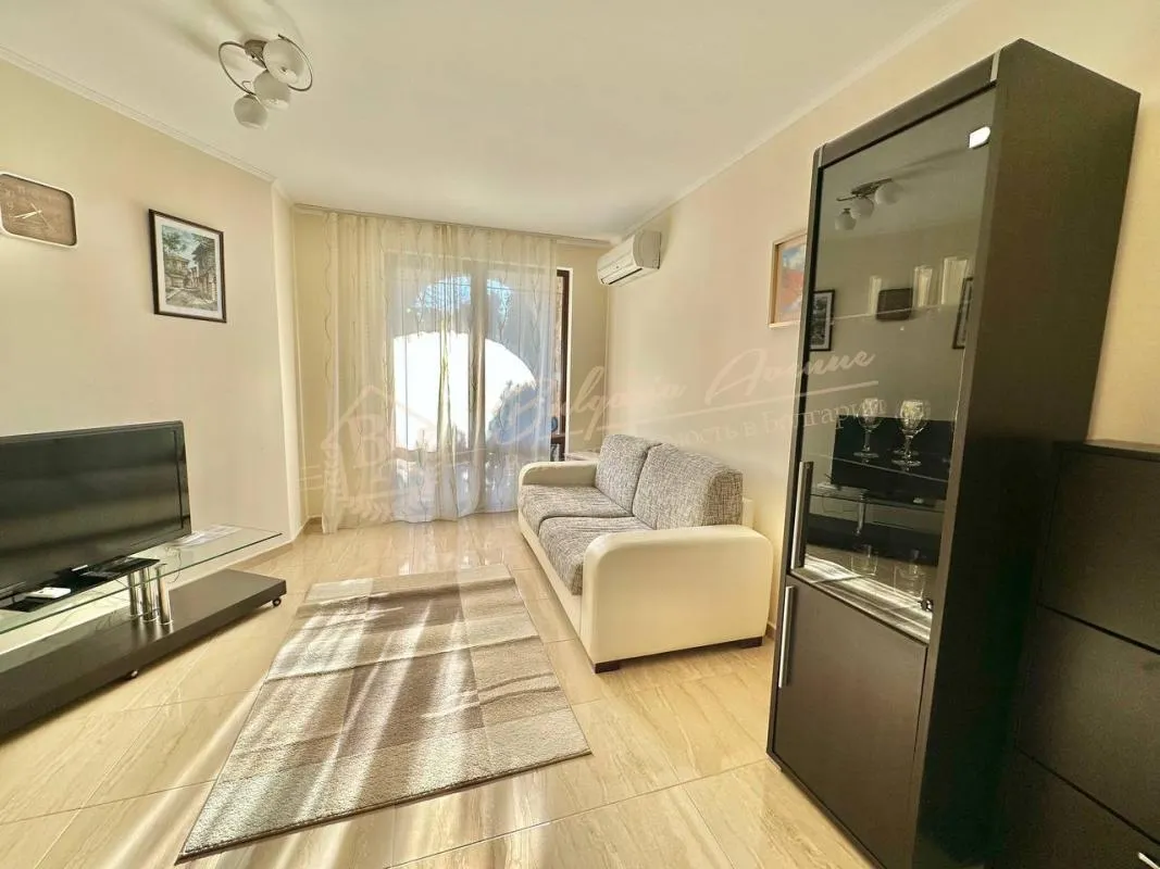 Двухкомнатная квартира в комплексе "Эстебан", Несебр - продажа. В подарок подземное паркоместо для автомобиля