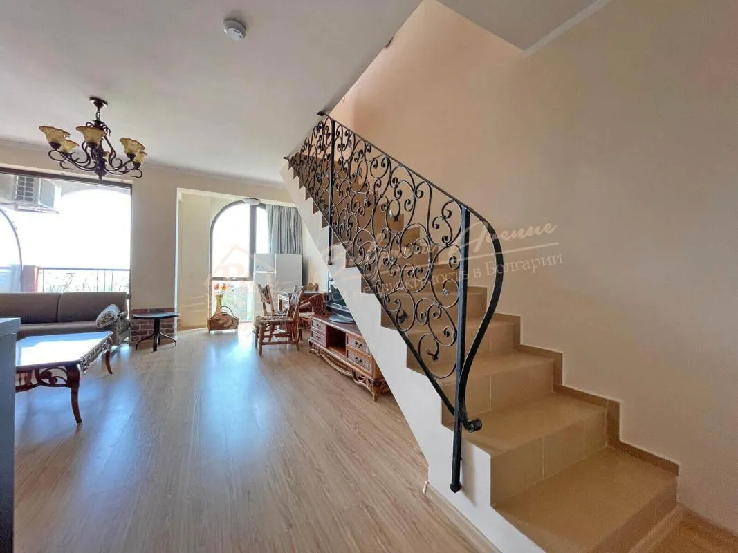 Двухуровневый апартамент с 2 спальнями в Chateau del Marina, Несебр