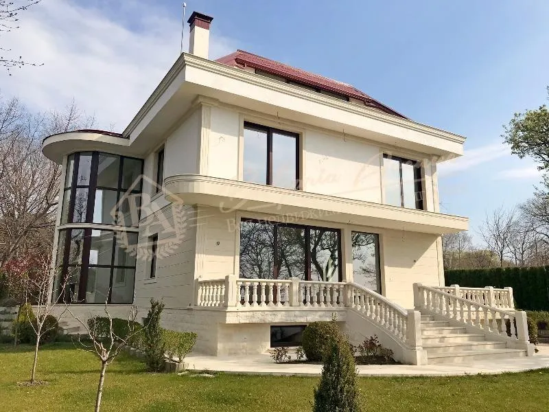 Прекрасный, трехэтажный особняк около Морского сада в г.Варна