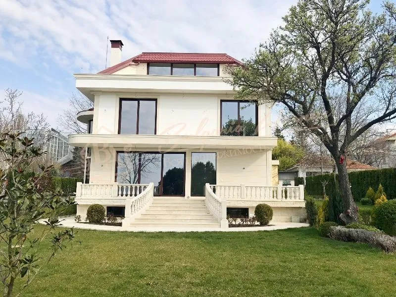 Прекрасный, трехэтажный особняк около Морского сада в г.Варна