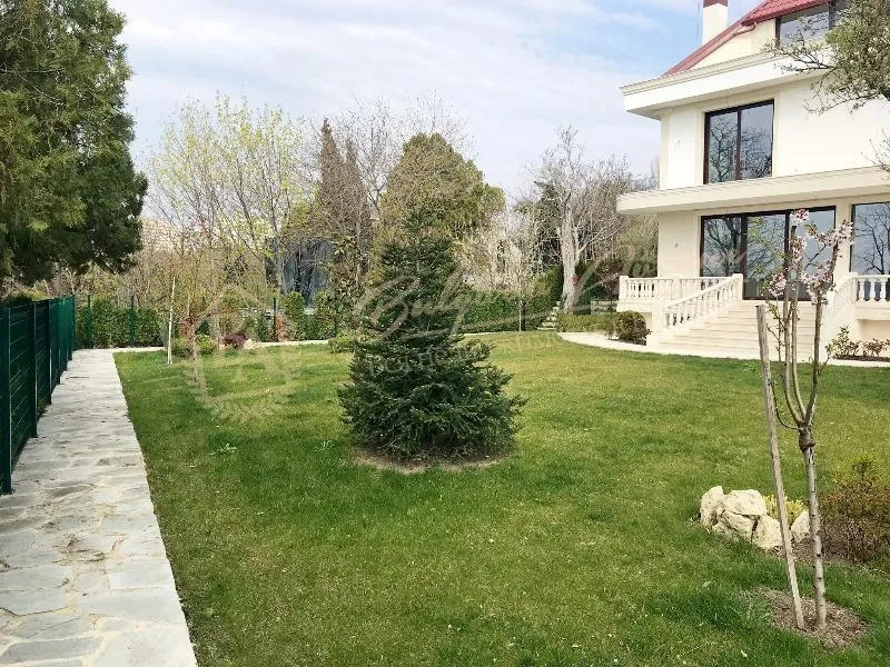 Прекрасный, трехэтажный особняк около Морского сада в г.Варна