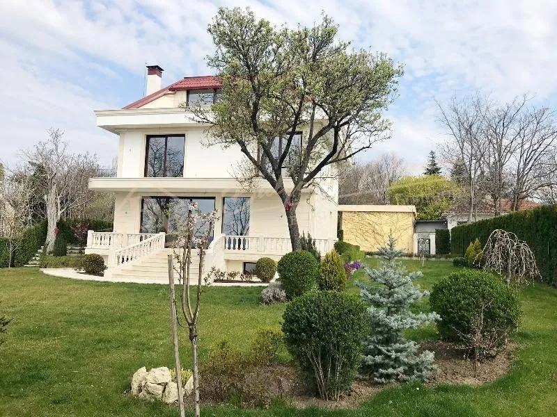 Прекрасный, трехэтажный особняк около Морского сада в г.Варна